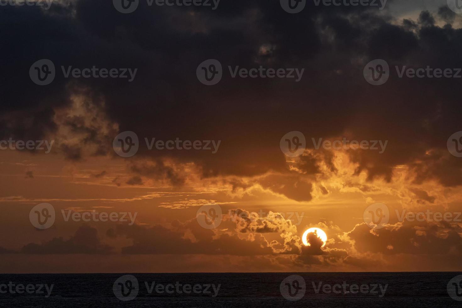 puesta de sol en la playa de la polinesia francesa de tahití foto