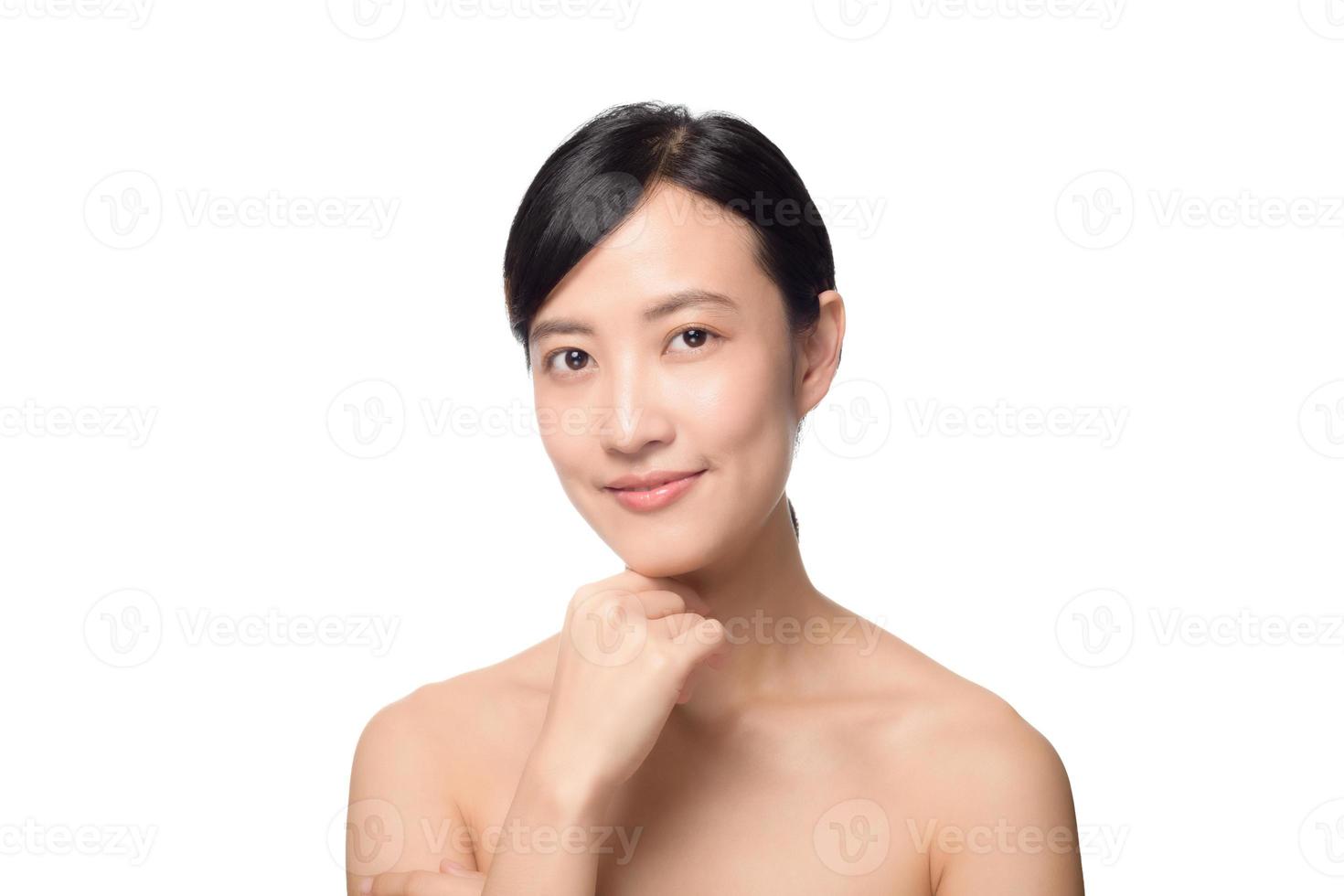 retrato de una hermosa joven asiática limpia el concepto de piel desnuda y fresca. chica asiática belleza cara cuidado de la piel y bienestar de la salud, tratamiento facial, piel perfecta, maquillaje natural sobre fondo blanco foto