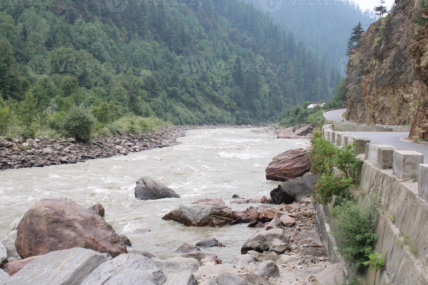 majestuosa belleza del valle de neelum, cachemira. El valle de neelum es famoso por su belleza natural, altas montañas, hermosos valles verdes y ríos de aguas cristalinas. foto