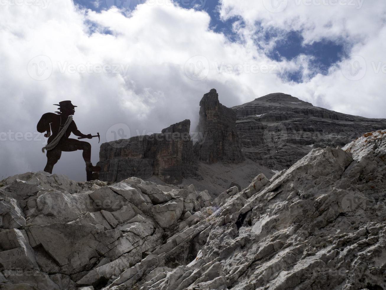 silueta alpinista en tofane panorama de las montañas dolomitas foto