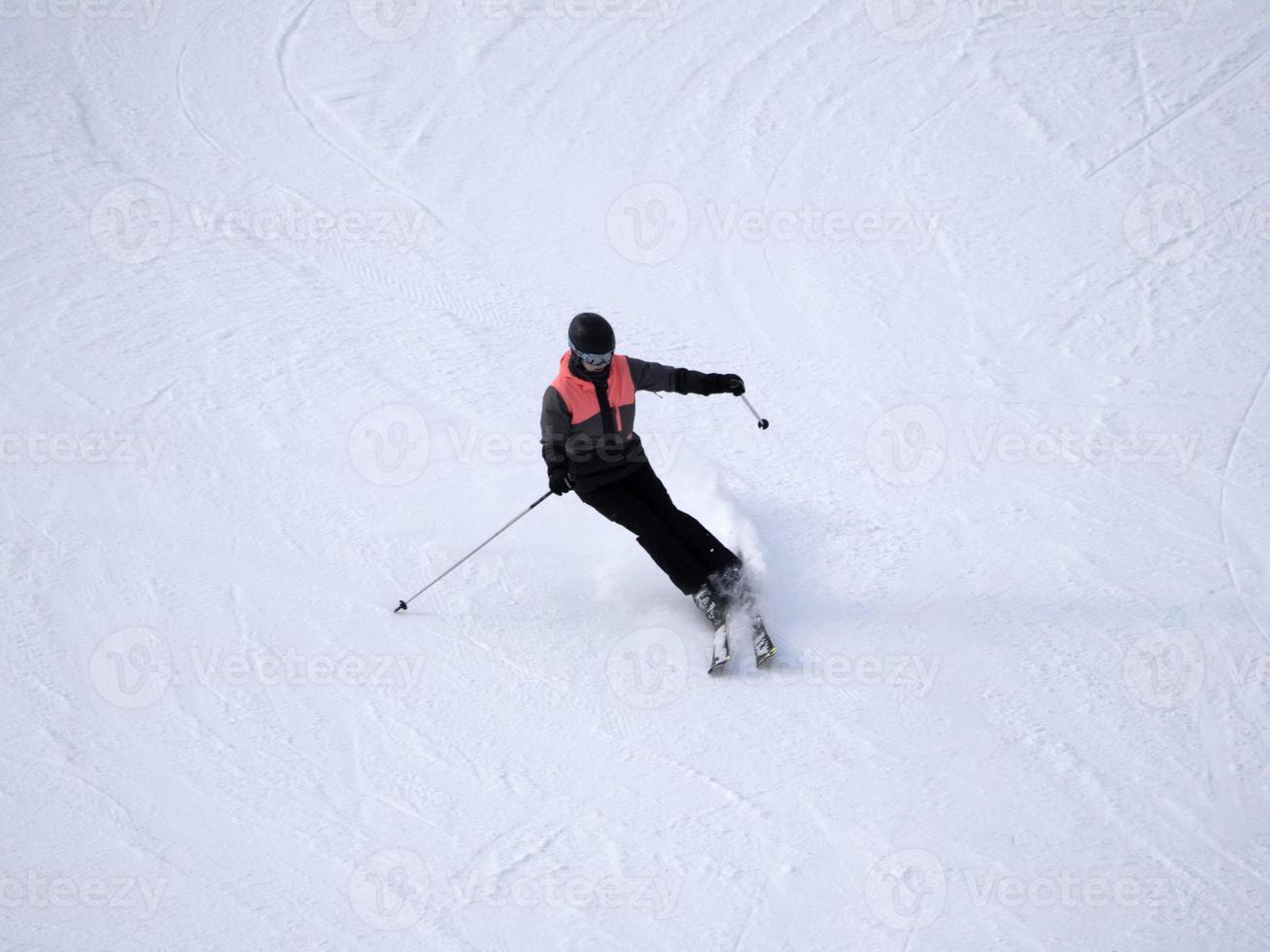 esquiador esquiando en dolomitas valle de gardena montañas nevadas foto