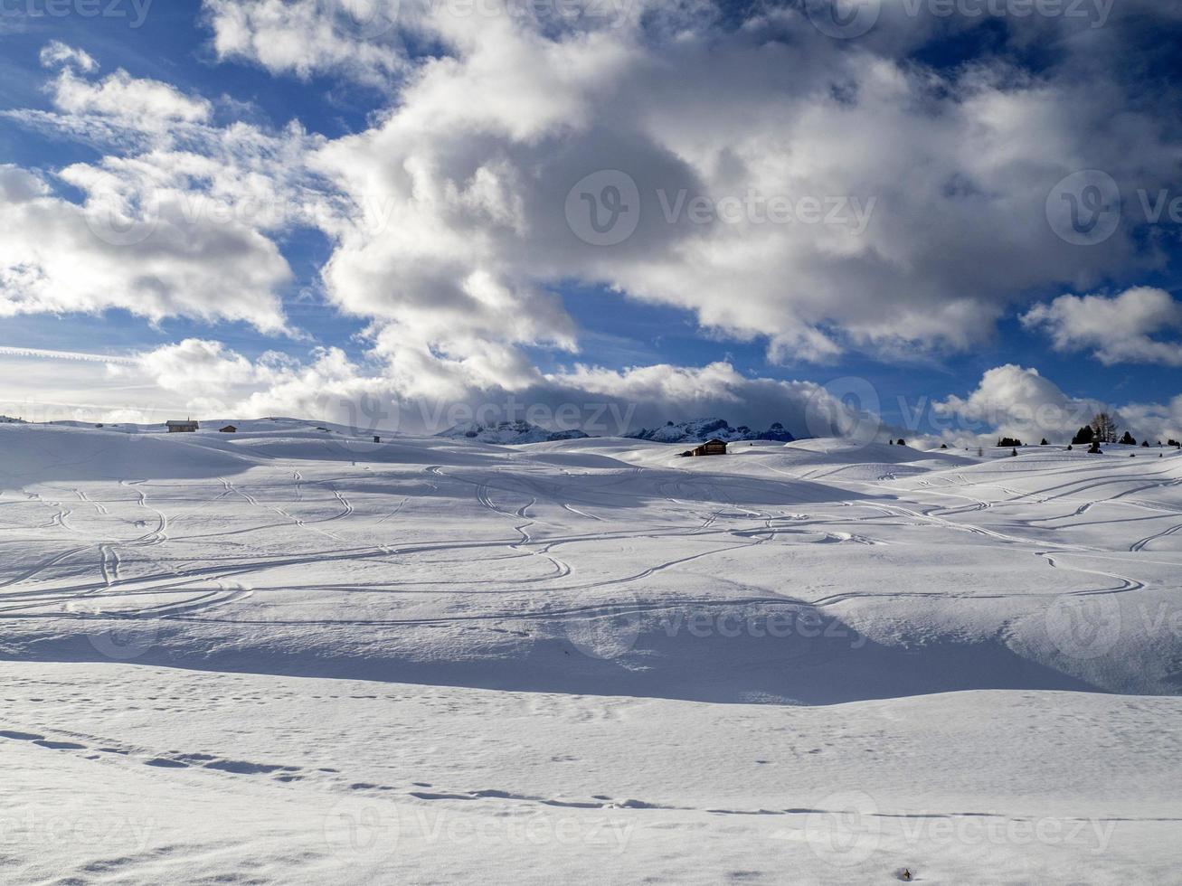 dolomitas nieve panorama cabaña de madera val badia armentarola foto