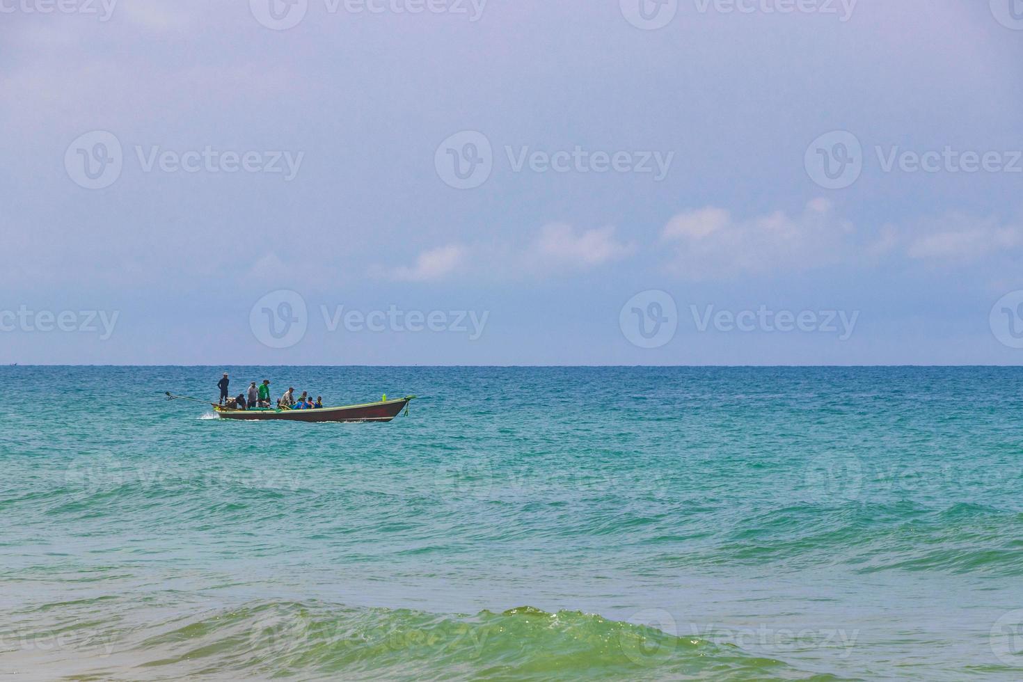 panorama de la bahía de la playa de naithon con pesca en barco de cola larga en phuket, tailandia. foto