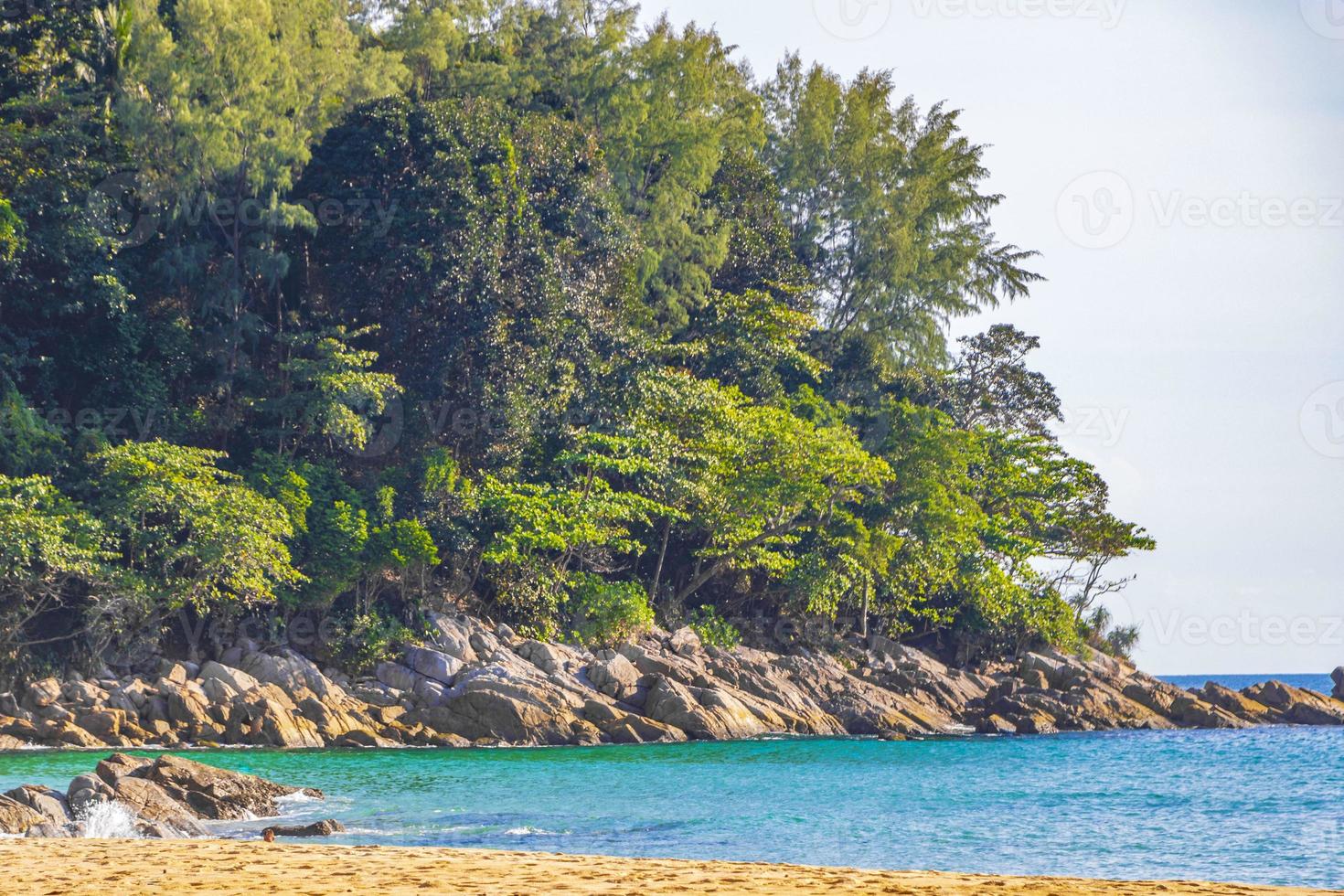 panorama de la bahía de la playa de naithon con agua turquesa clara phuket tailandia. foto