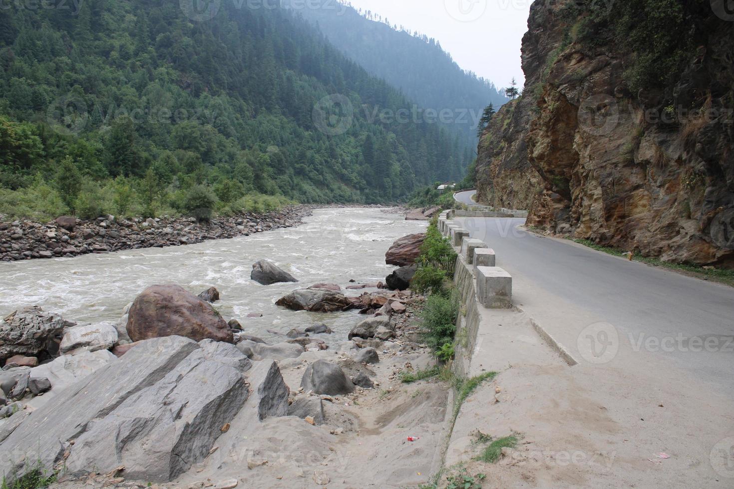 majestuosa belleza del valle de neelum, cachemira. El valle de neelum es famoso por su belleza natural, altas montañas, hermosos valles verdes y ríos de aguas cristalinas. foto