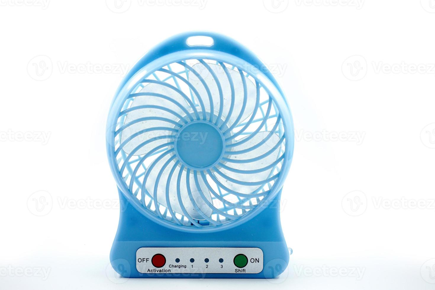 Pequeño ventilador portátil azul usb aislado sobre fondo blanco. foto