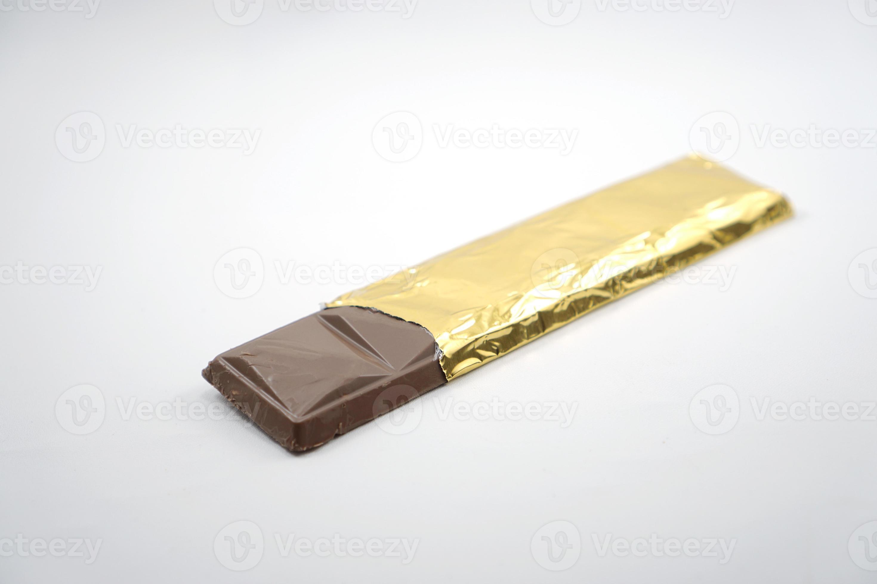 Barra de chocolate con envoltura de papel aluminio dorado Fotografía de  stock - Alamy