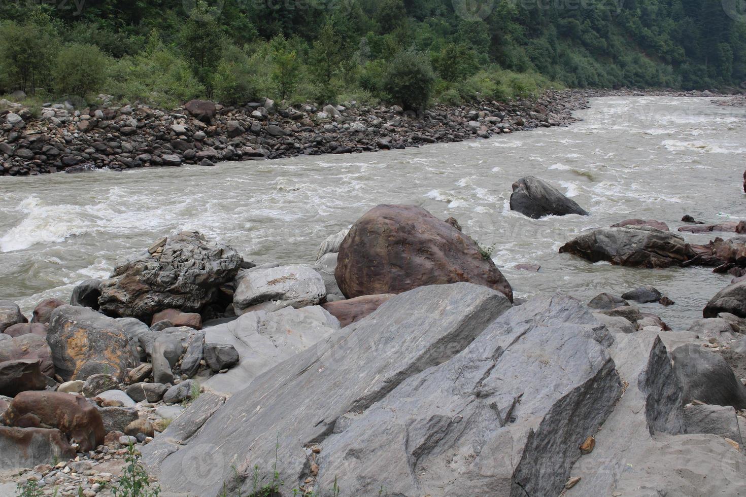 majestuosa belleza del valle de neelum, cachemira. El valle de neelum es famoso por su belleza natural, altas montañas, hermosos valles verdes y ríos de aguas cristalinas. foto