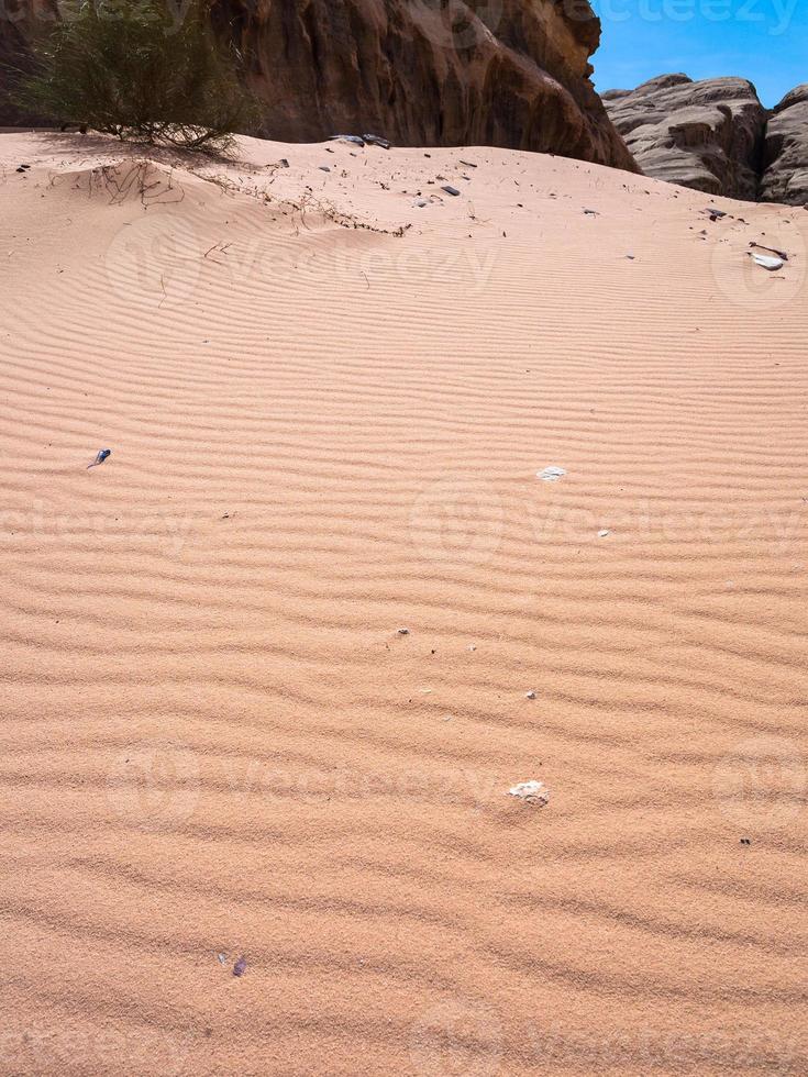 duna de arena roja en el desierto de wadi rum foto