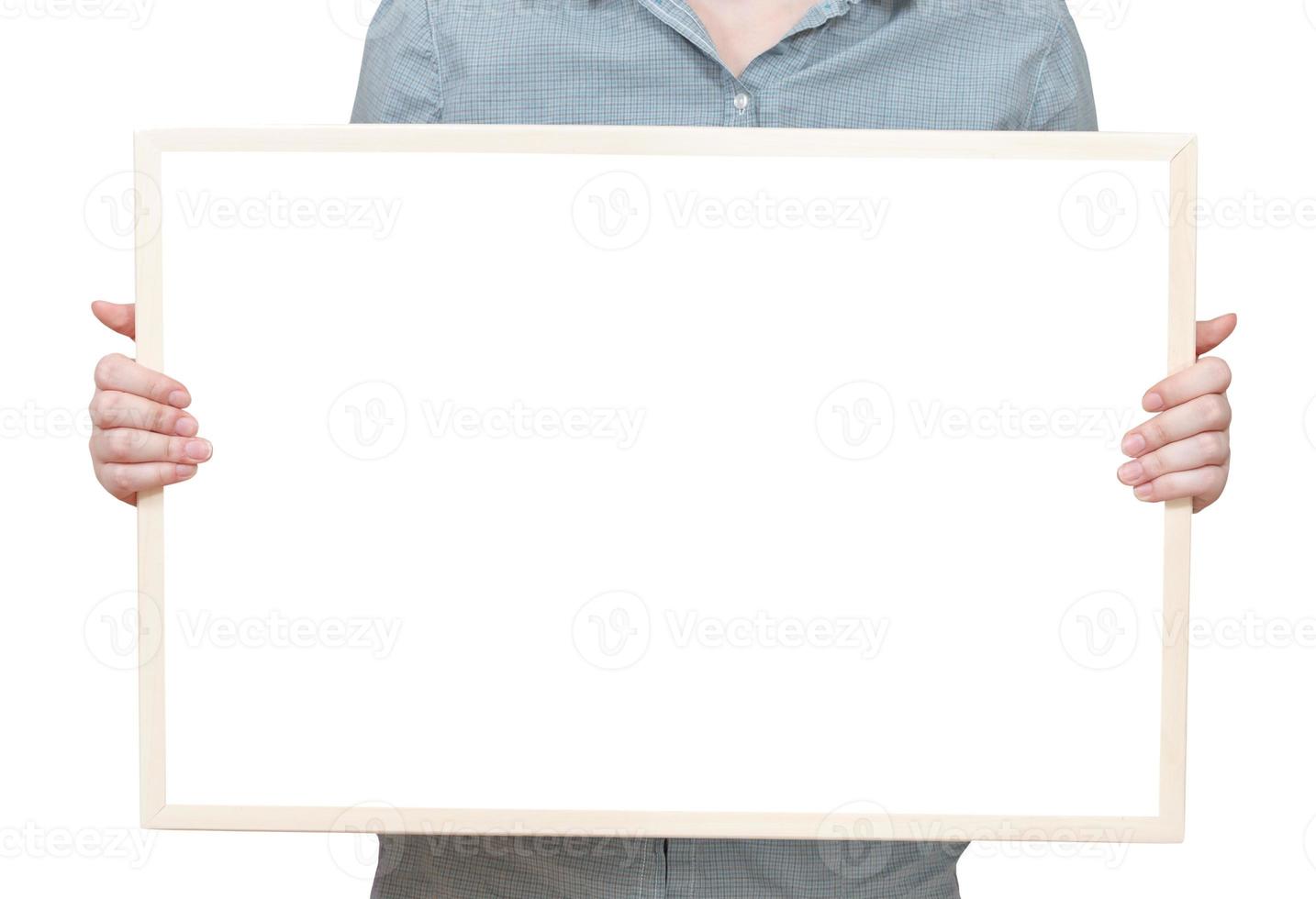 tablón de anuncios en blanco en mano femenina foto