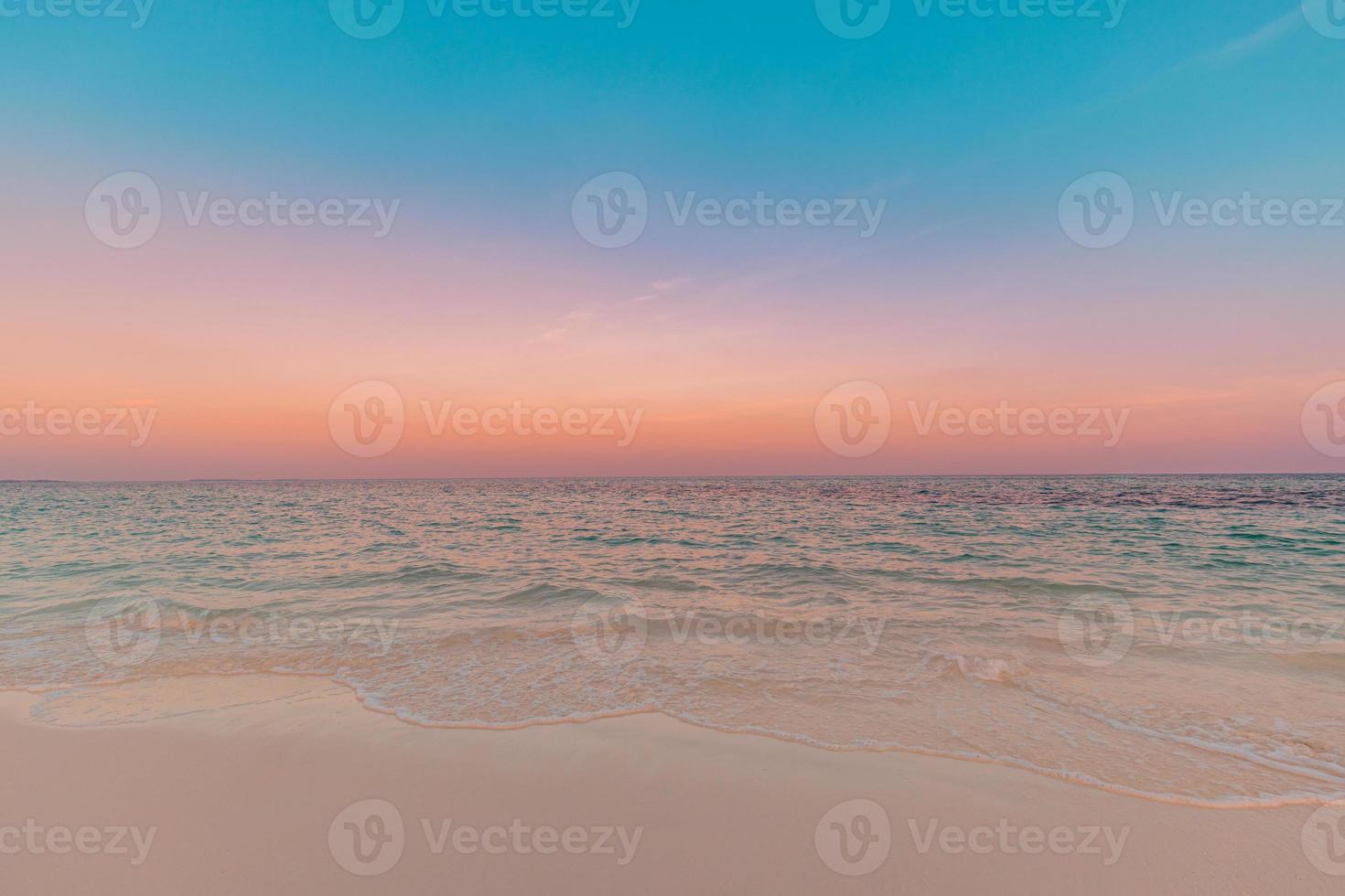 primer plano de la playa de arena de mar. increíble paisaje de playa vacía. inspirar el horizonte del paisaje marino de la isla tropical. naranja dorado violeta atardecer amanecer cielo tranquilo la luz del sol. espacio de copia de vacaciones de viaje de vacaciones de verano foto