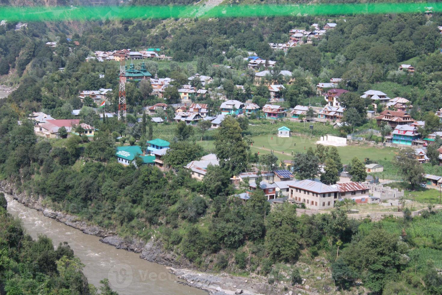 majestuosa belleza natural de neelum, valle, cachemira. El valle de Neelum es famoso por su belleza natural, frondosos árboles verdes y ríos de agua limpia. foto