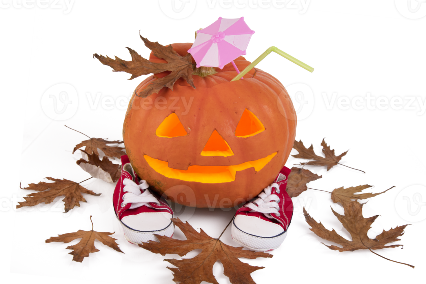 halloween, calabaza naranja con ojos brillantes, paraguas de cóctel, paja de cóctel y zapatillas con hojas de otoño. fondo transparente. png