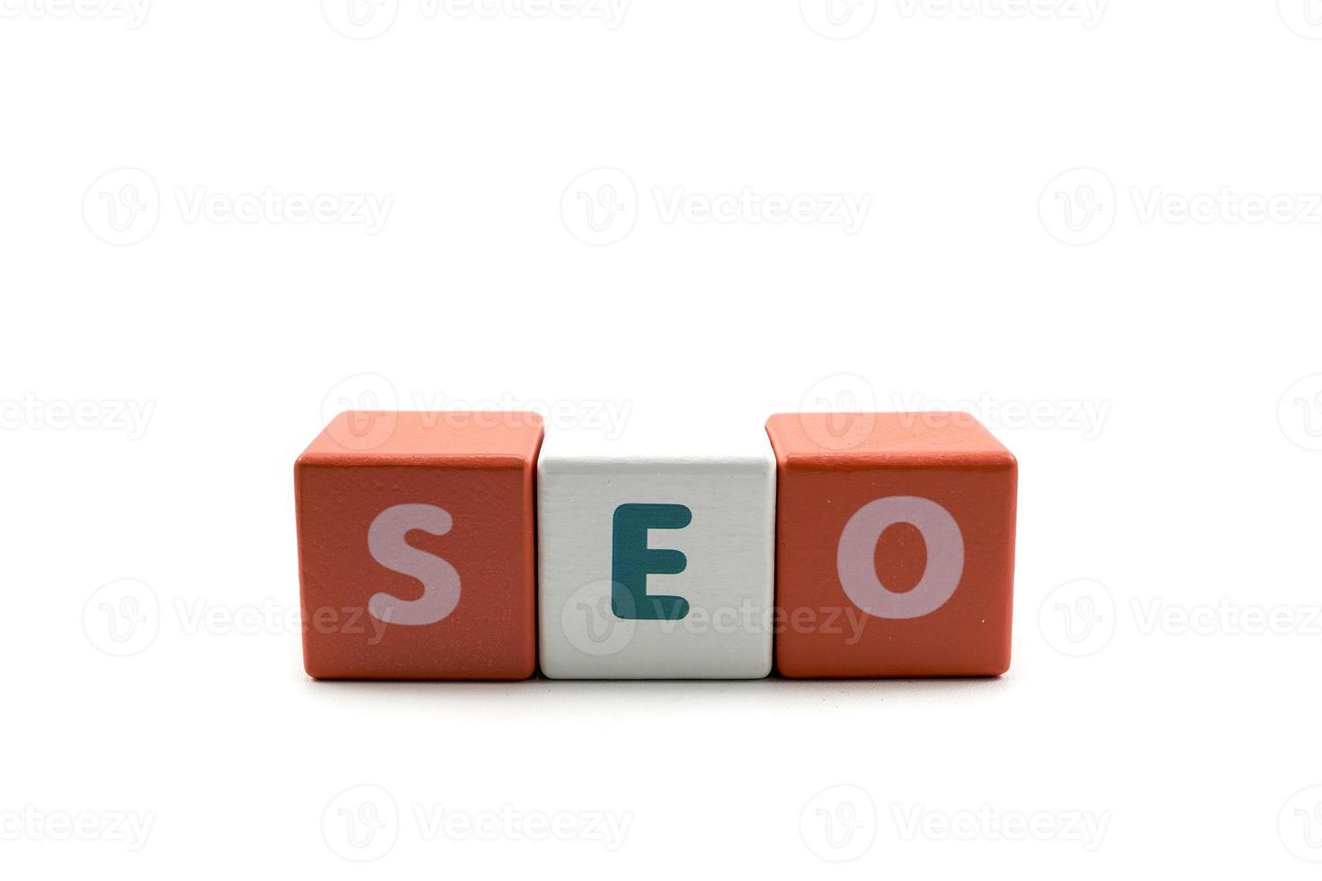 optimización de motor de búsqueda de palabras seo escrito en cubos de madera foto