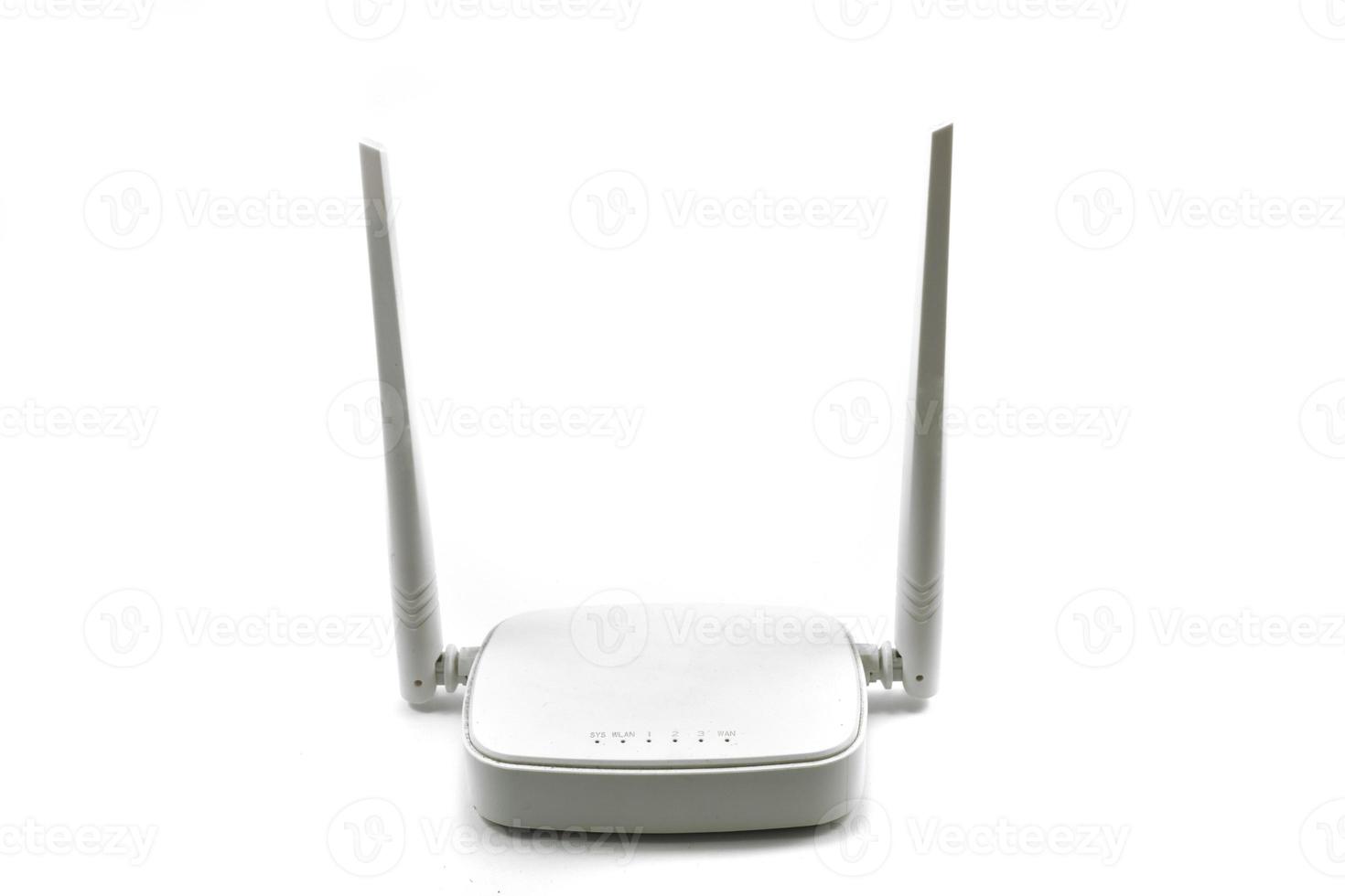 Enrutador de internet inalámbrico blanco con dos antenas aisladas en blanco foto