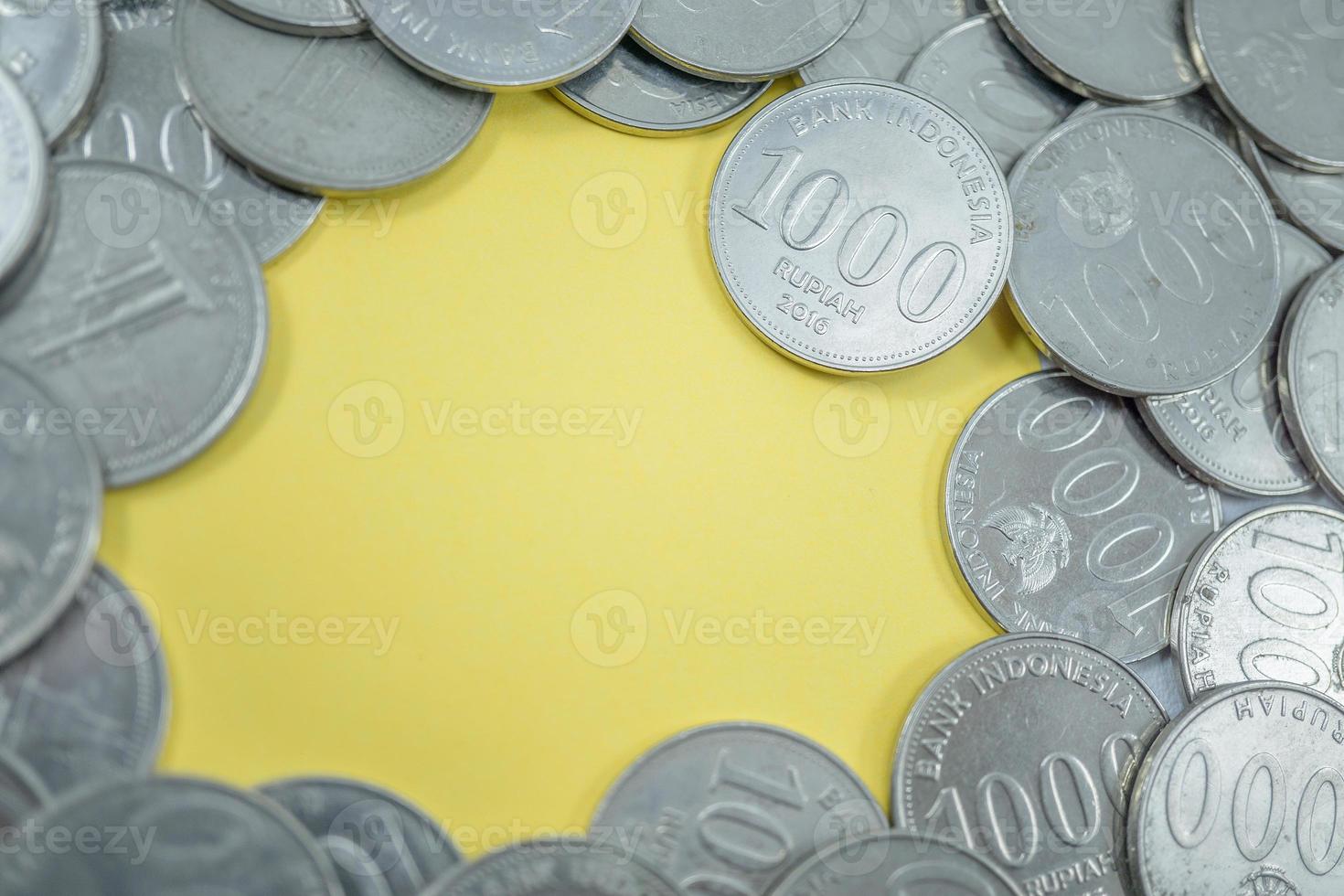 monedas dispersas y en el medio hay un espacio vacío amarillo foto