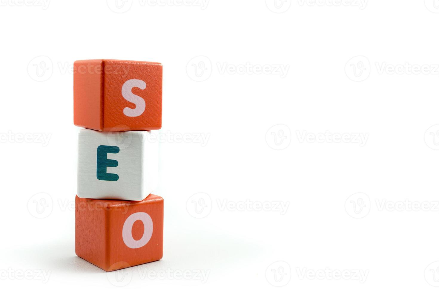 optimización de motor de búsqueda de palabras seo escrito en cubos de madera foto