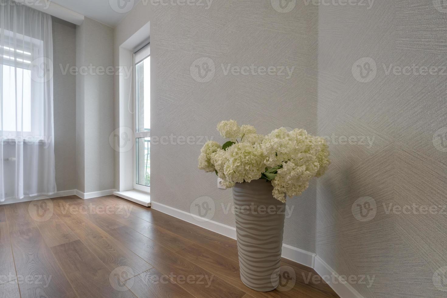 jarrón con un ramo de flores en el interior foto