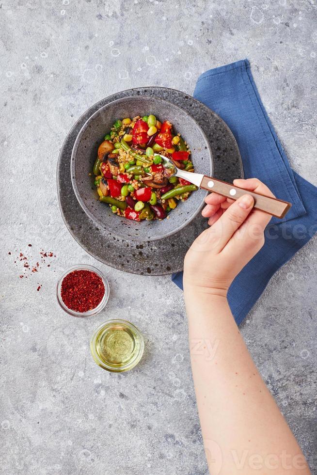 quinua con judías verdes, tomates, champiñones fritos, maíz, pimientos rojos, guisantes y soja. mezcla saludable de vegetales foto