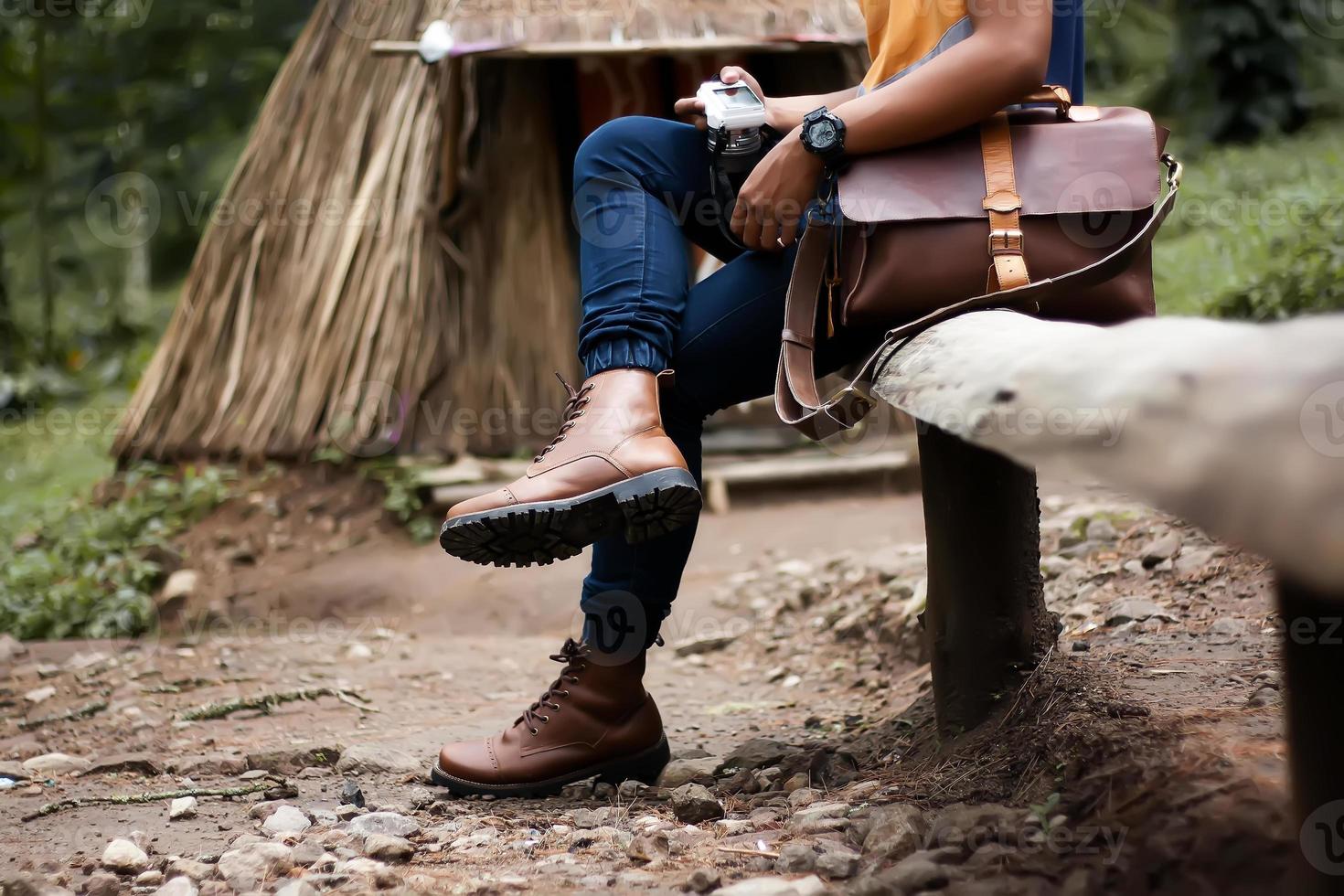 zapatos y bolsos en un ambiente abierto foto