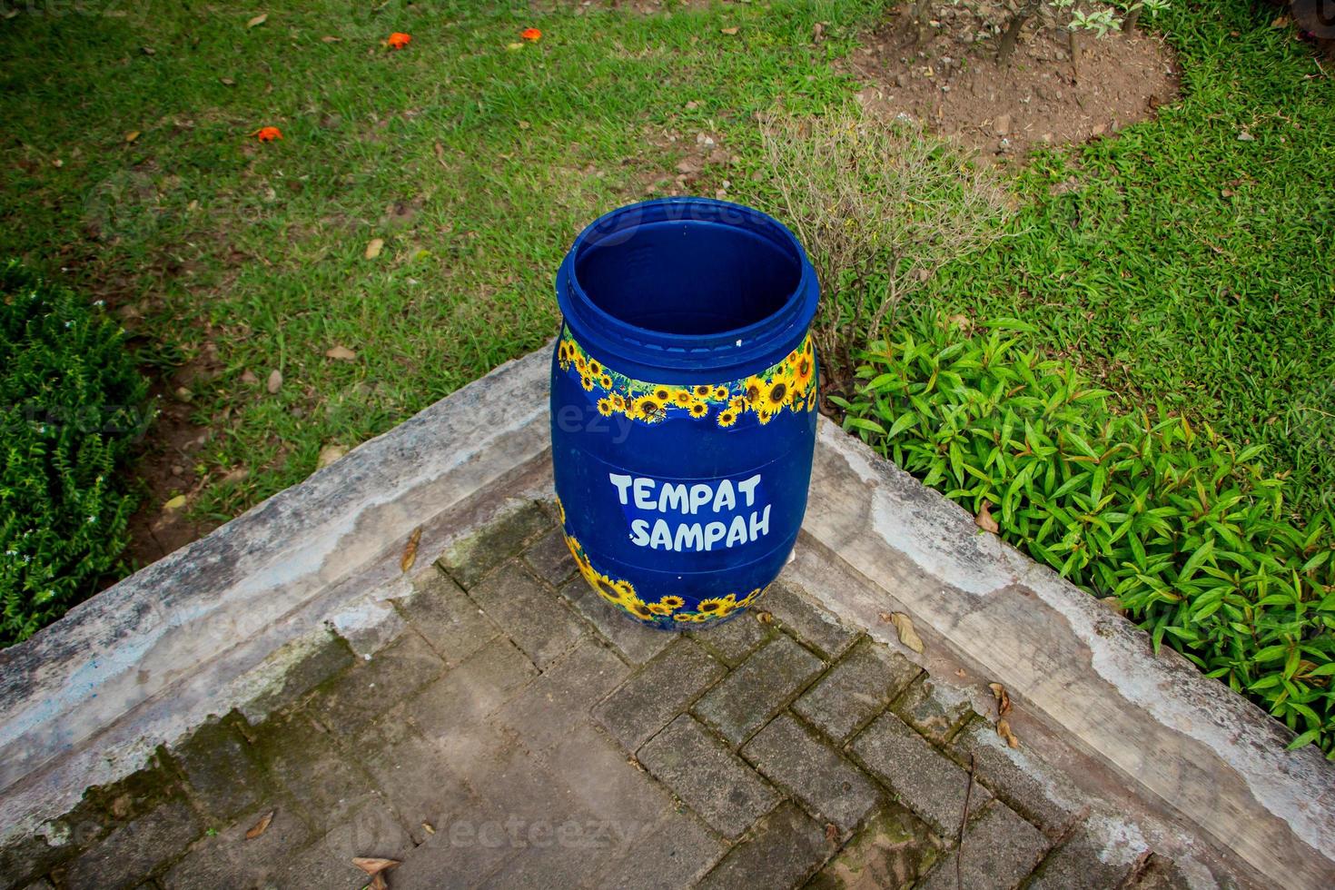 Trash can in the corner photo