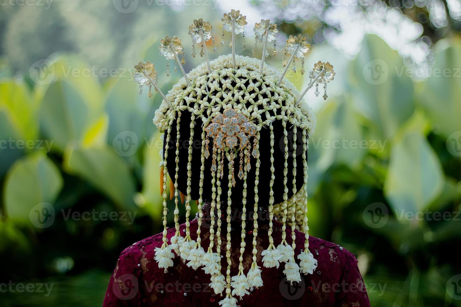 Indonesian bride accessories photo