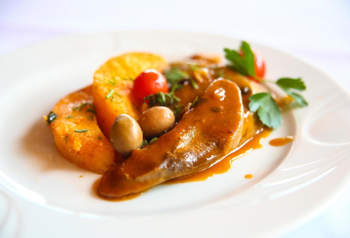 lengua de res en el plato foto