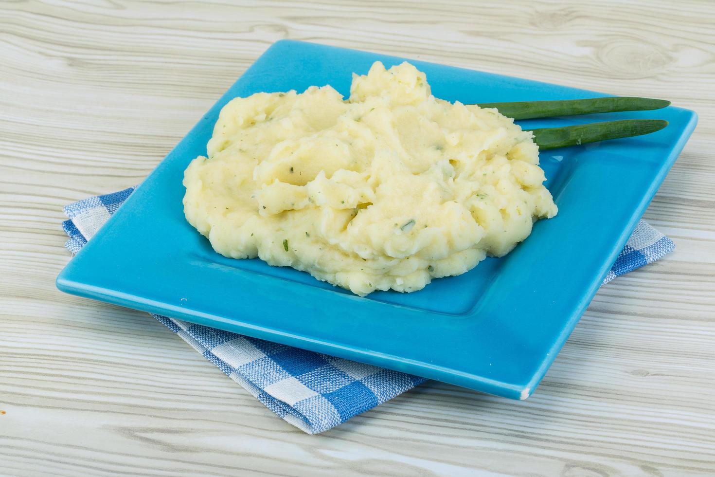 puré de patata en el plato y fondo de madera foto