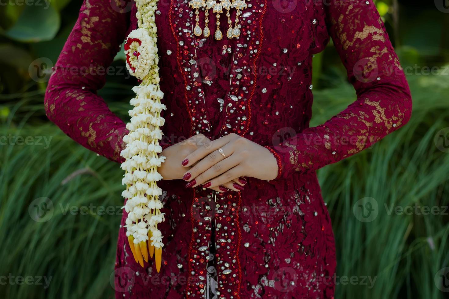 accesorios de novia indonesia. vestido de novia foto