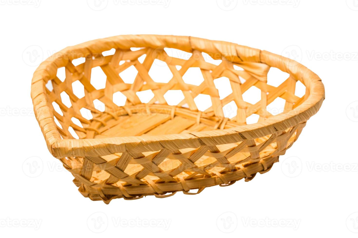 cesta de madera sobre fondo blanco foto