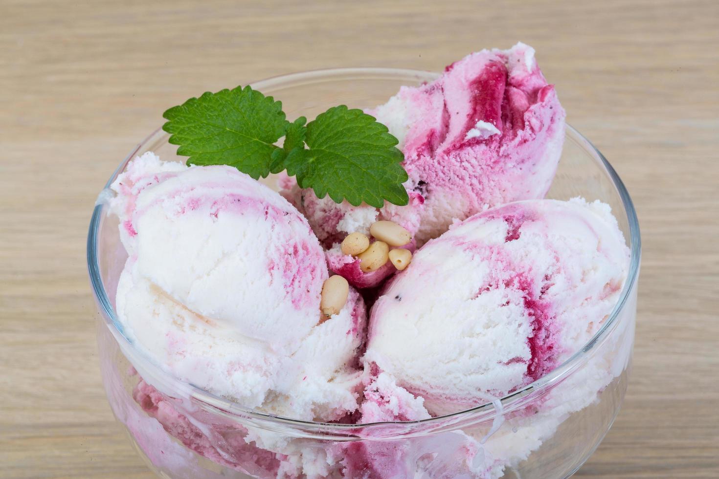 helado con cedro y hojas de menta foto