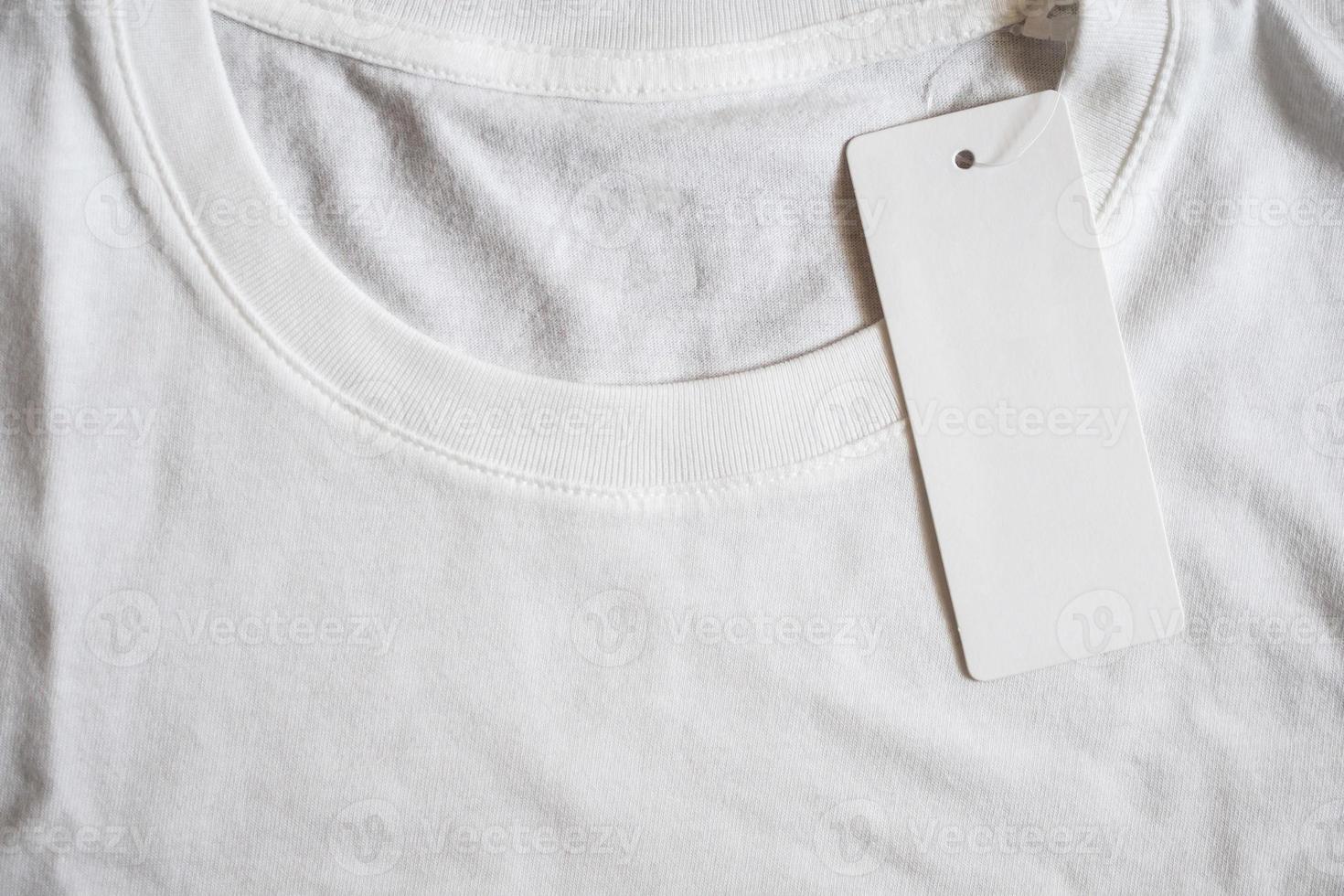 etiqueta de precio en blanco en camiseta blanca foto