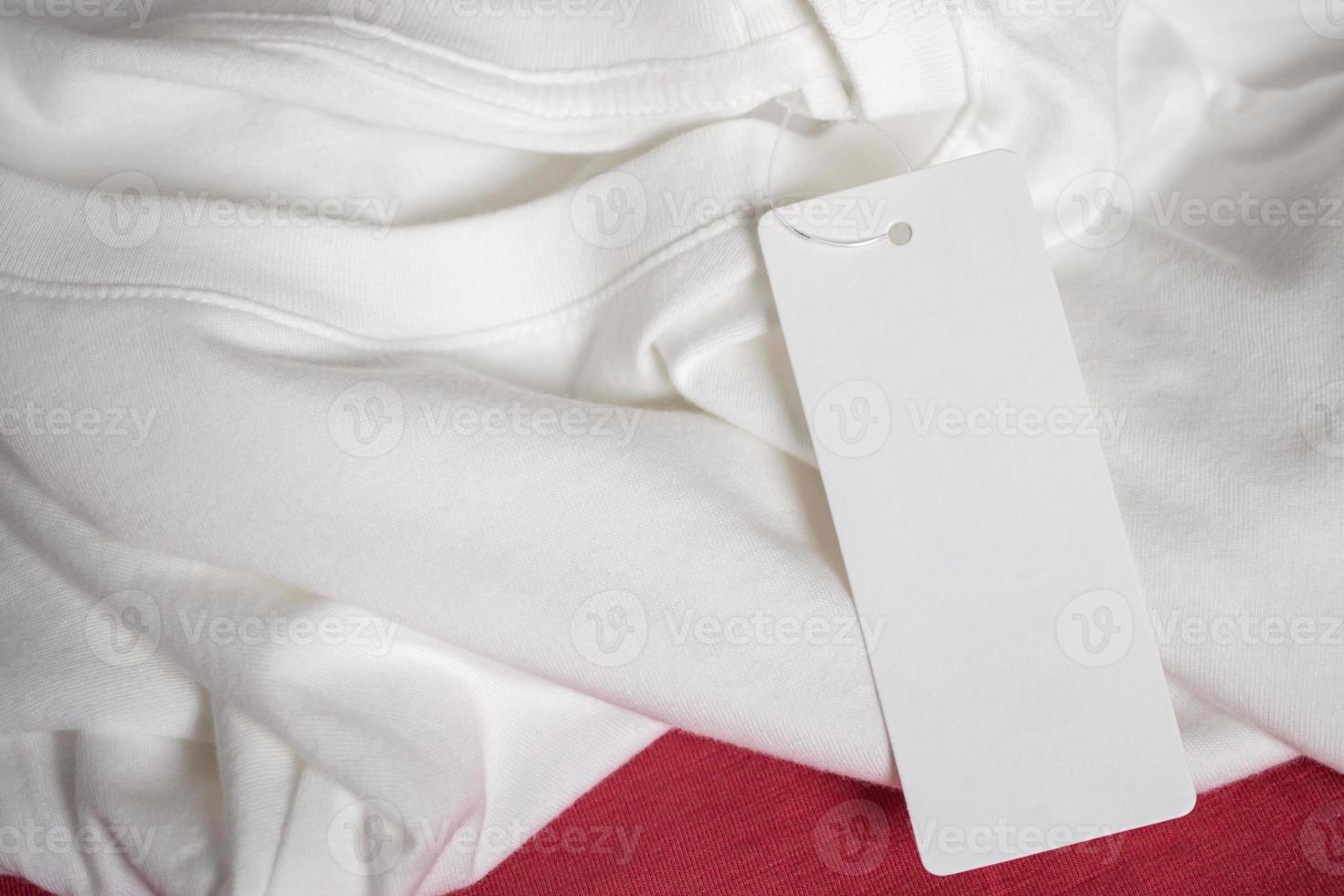 etiqueta de precio en blanco en camiseta blanca foto