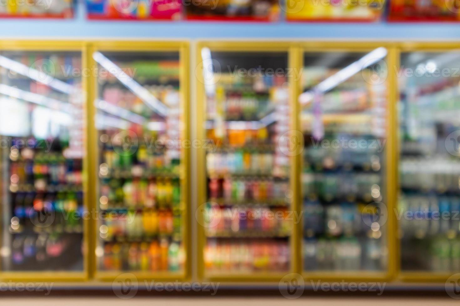 Supermercado tienda de conveniencia refrigeradores con botellas de refrescos en los estantes abstracto fondo borroso foto