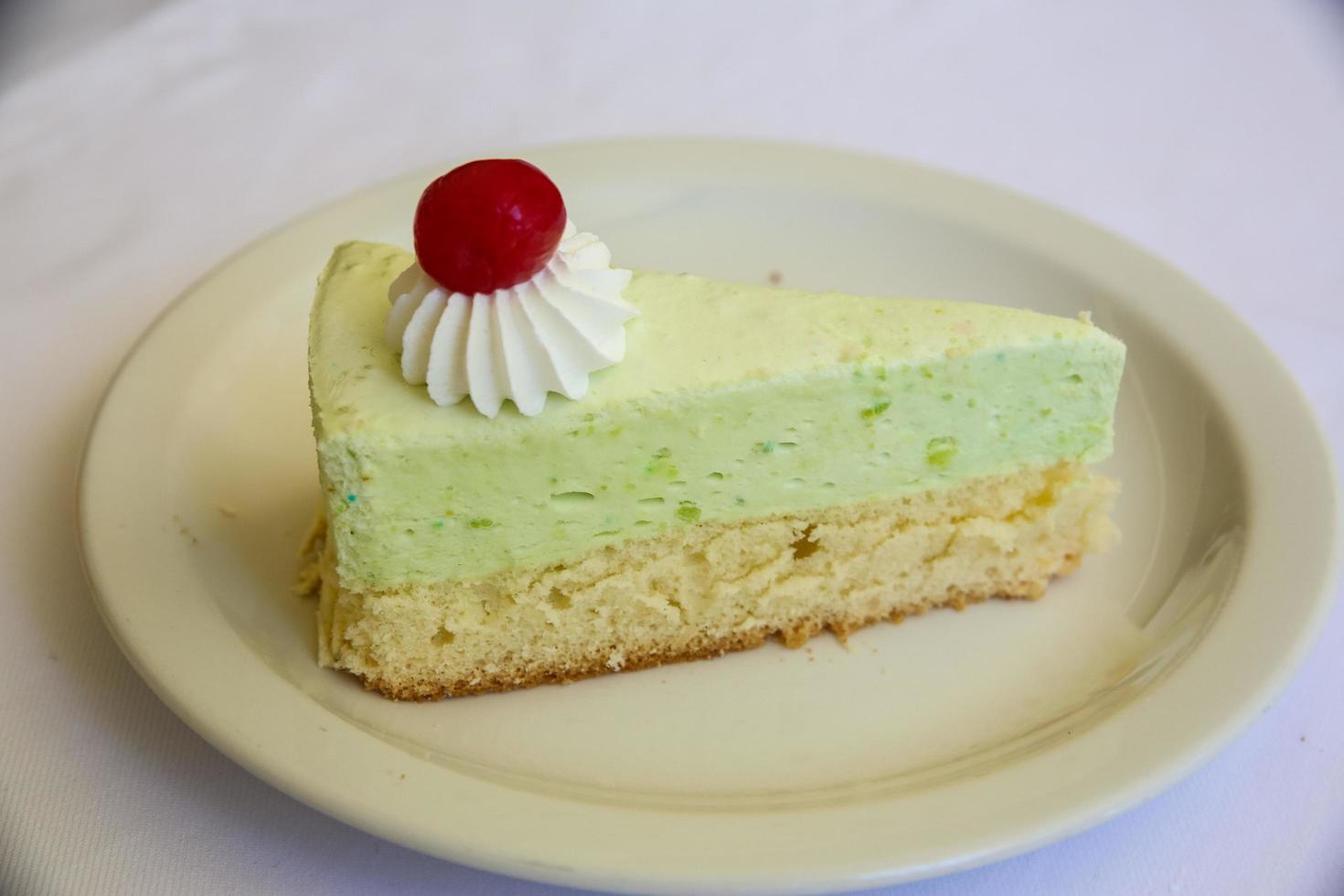 tarta de queso de pistacho sobre fondo blanco foto