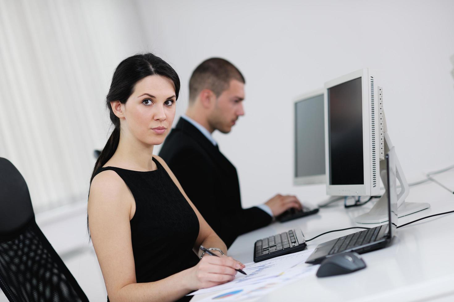 Grupo de personas de negocios trabajando en la oficina de atención al cliente y de ayuda foto