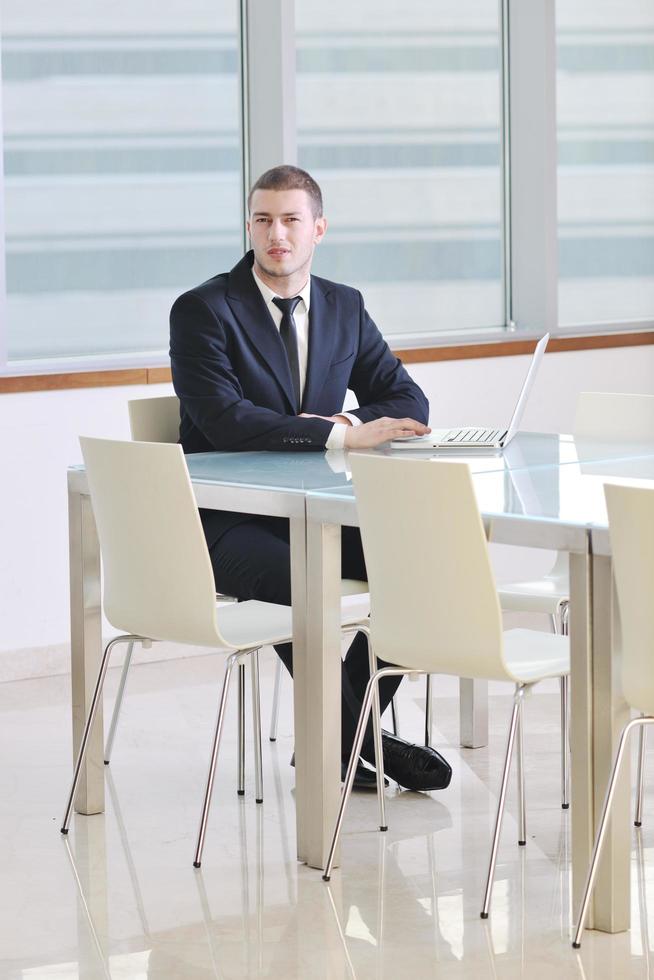 joven hombre de negocios solo en la sala de conferencias foto