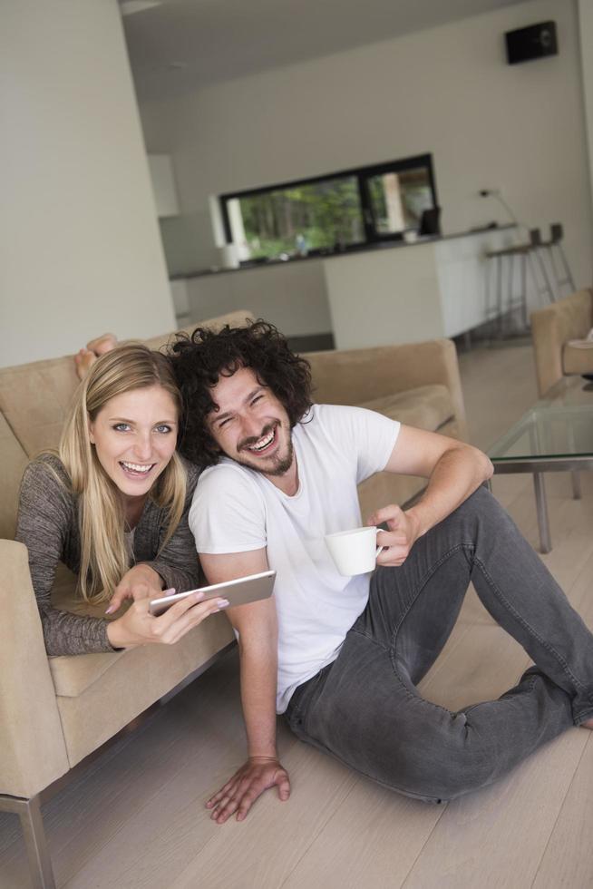 pareja relajándose en casa con tabletas foto