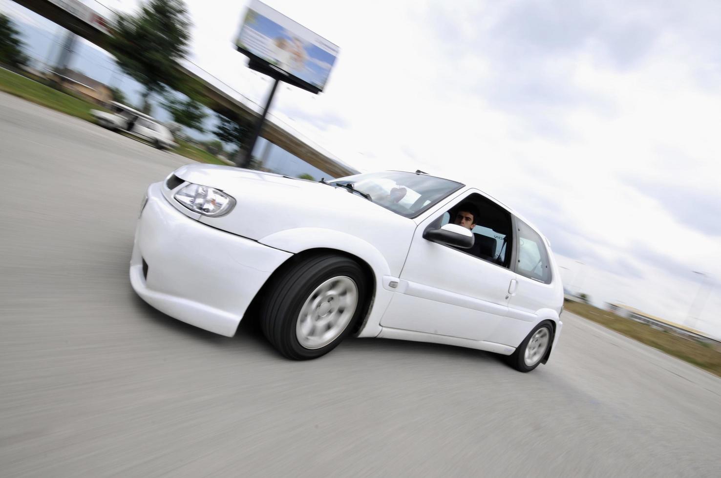 coche rápido moviéndose con desenfoque de movimiento foto