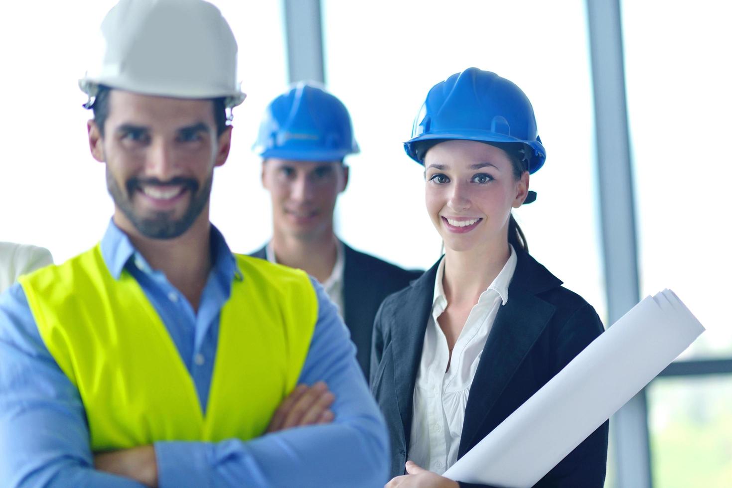 empresarios e ingenieros de construcción en reunión foto