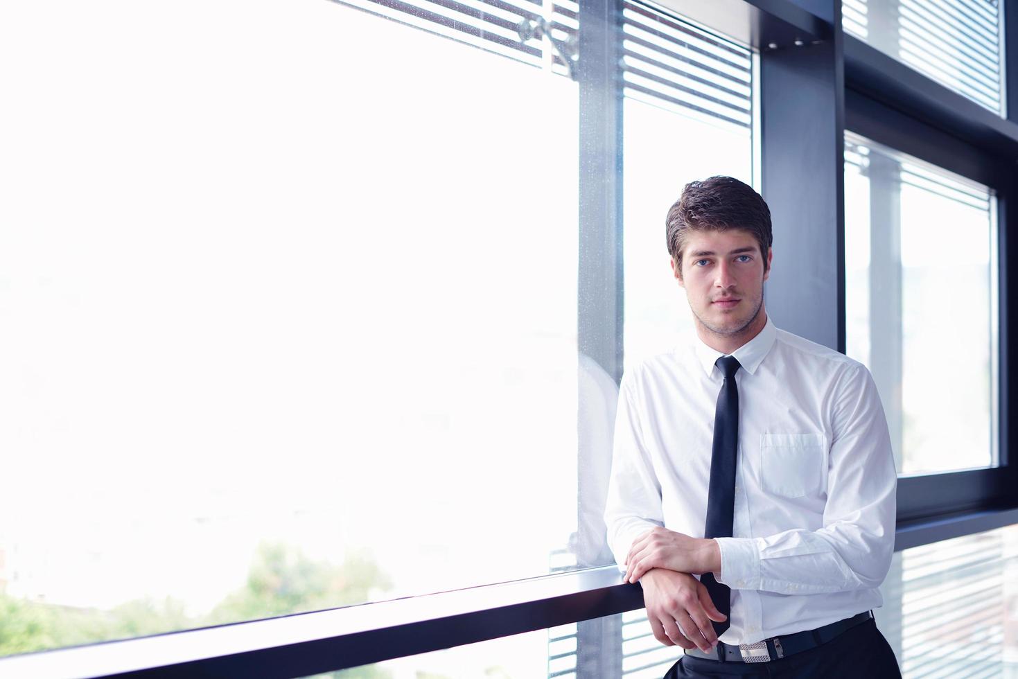 feliz joven hombre de negocios en la oficina foto