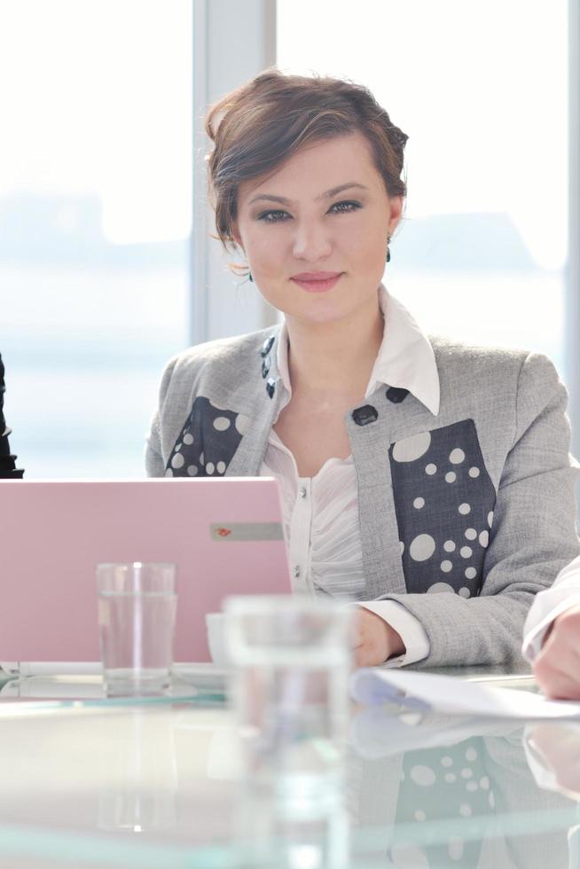 joven mujer de negocios en reunión foto