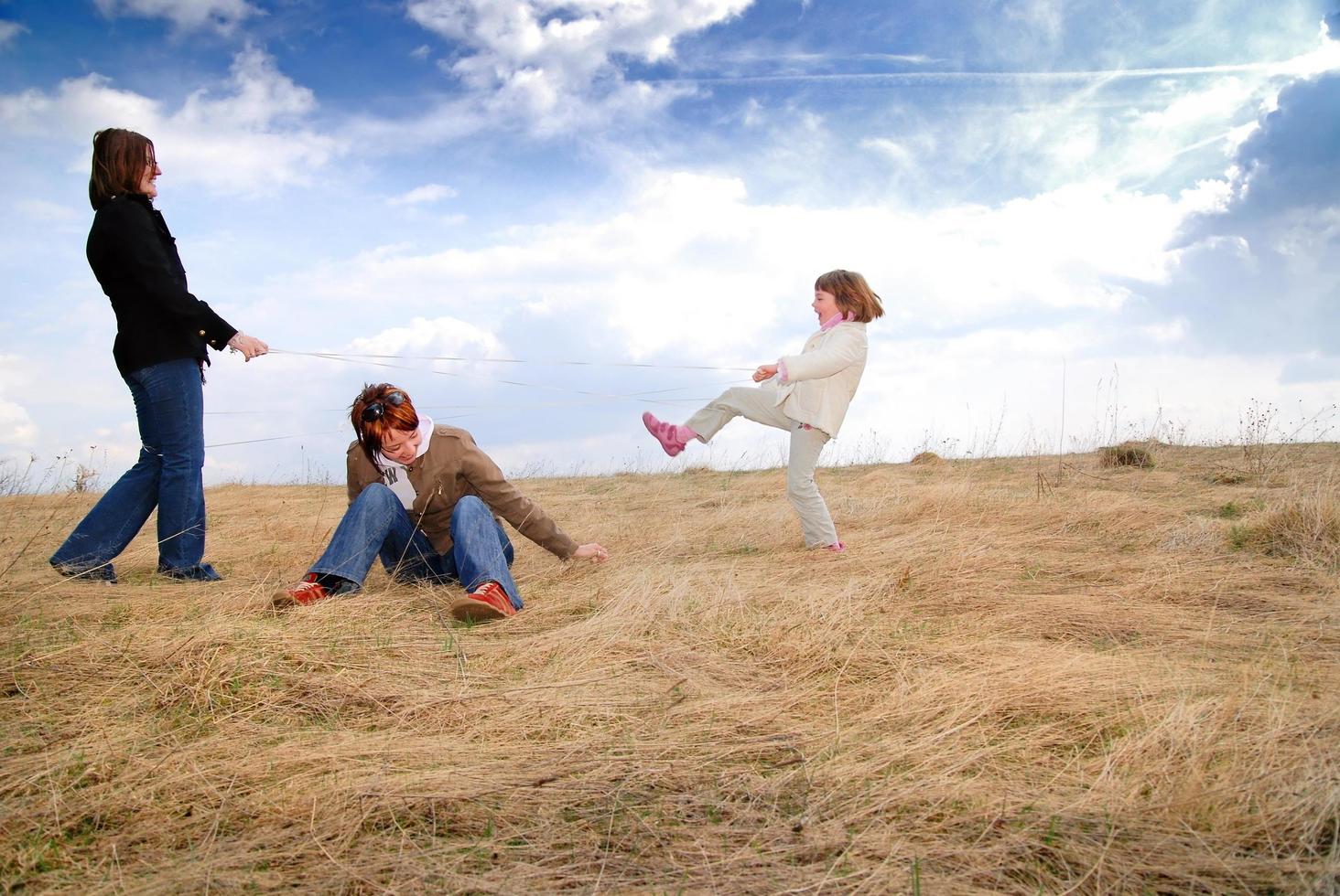 jugando juegos en la naturaleza foto