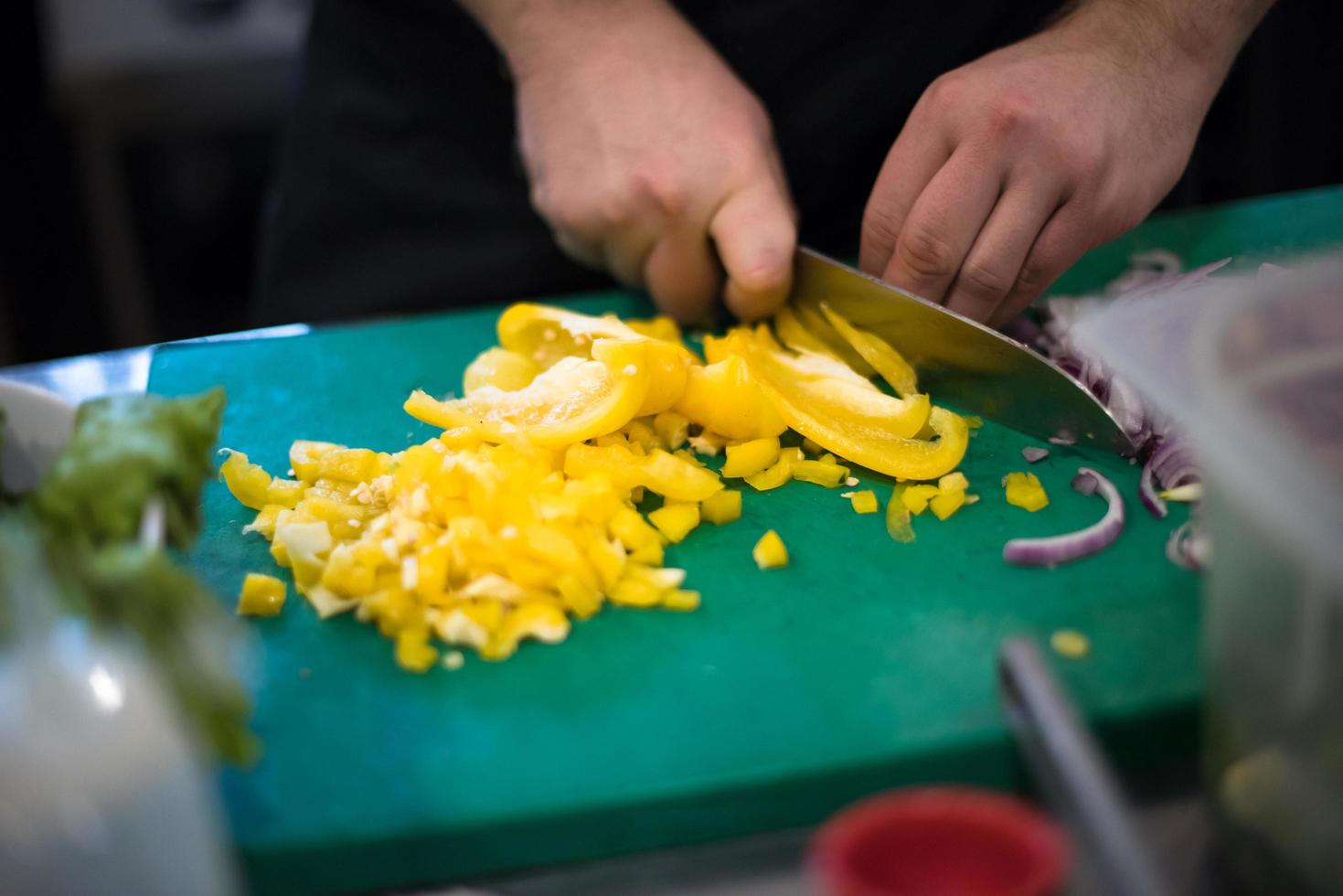 chef manos cortando verduras frescas y deliciosas foto