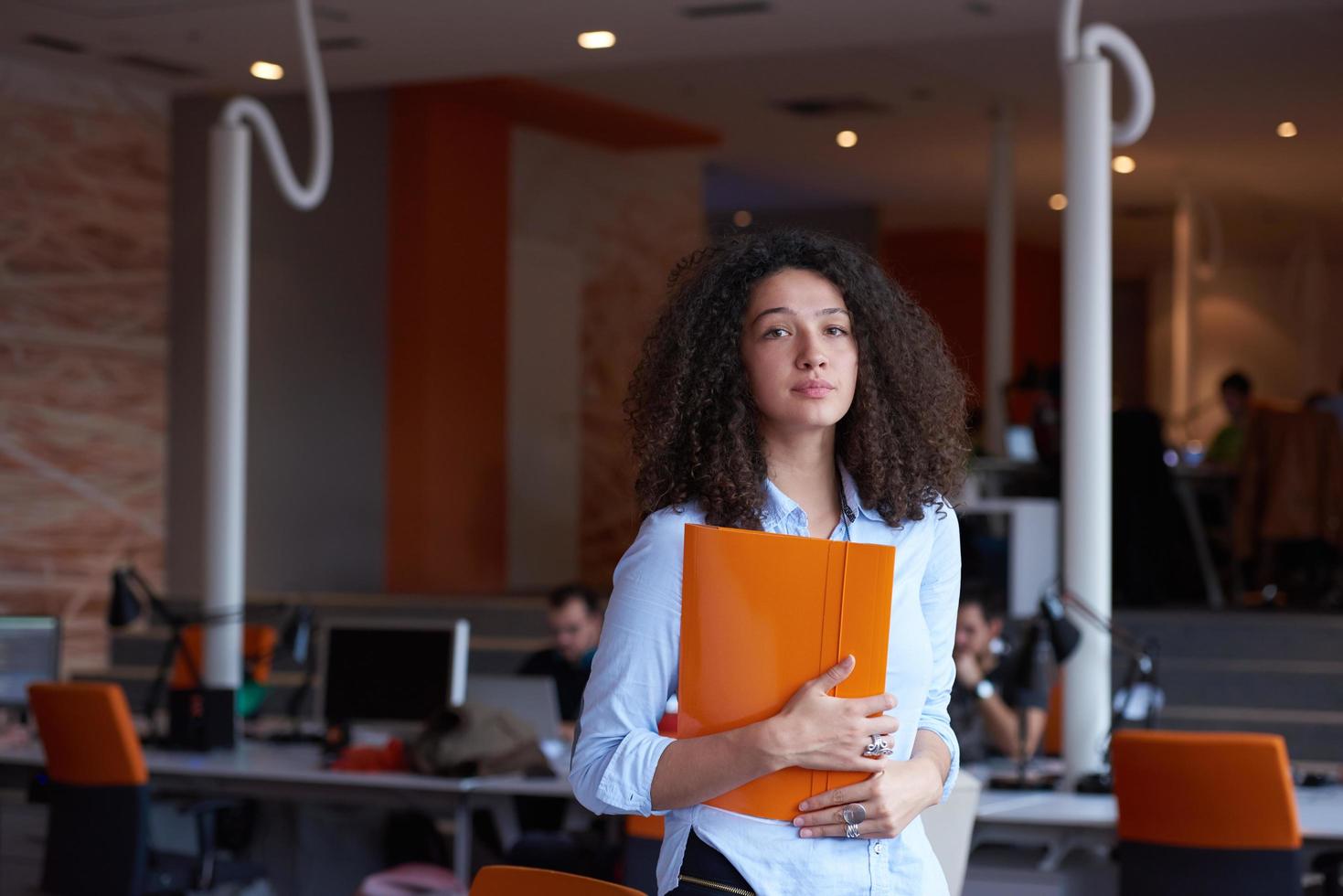 joven mujer de negocios en la oficina foto