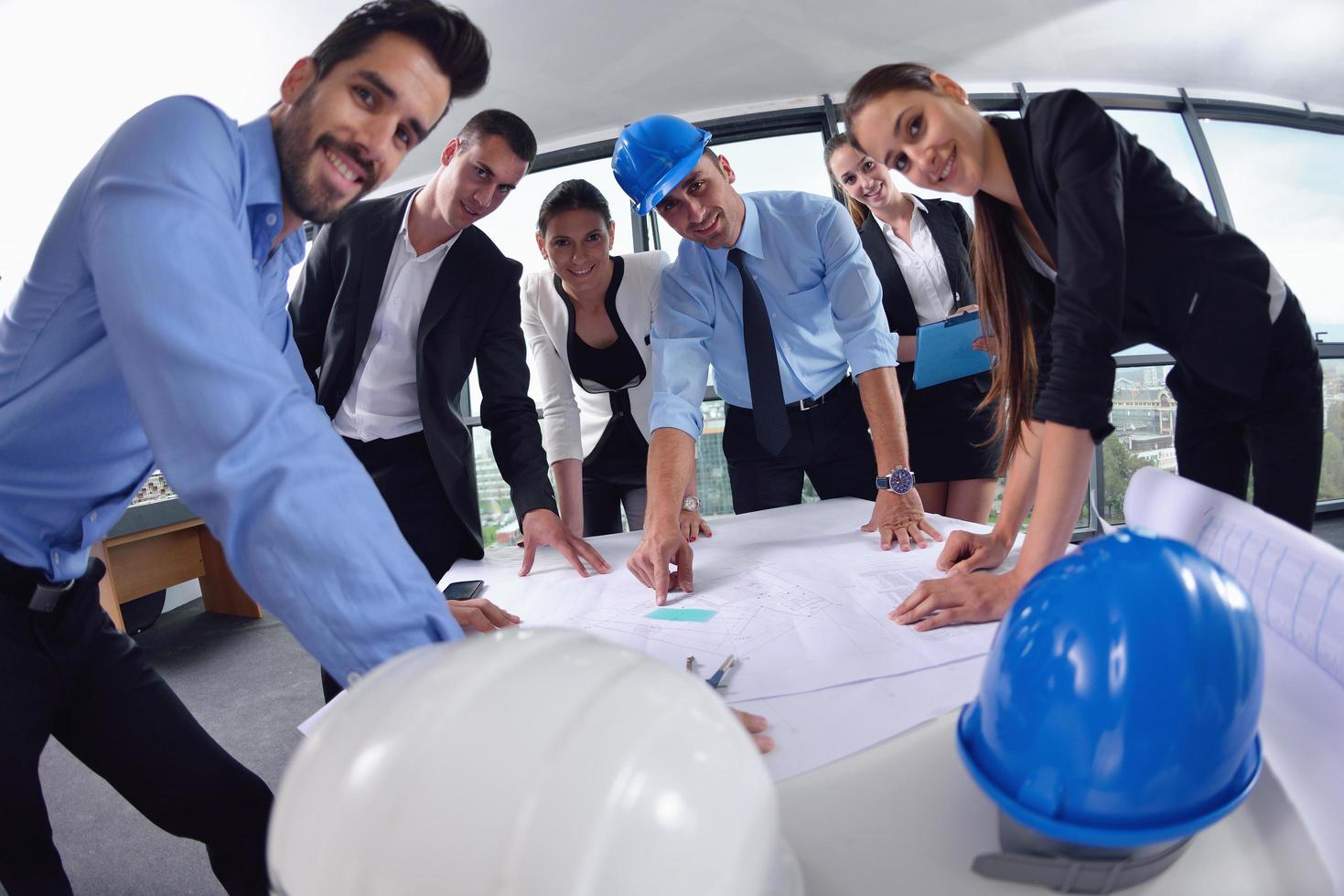 empresarios e ingenieros en reunión foto