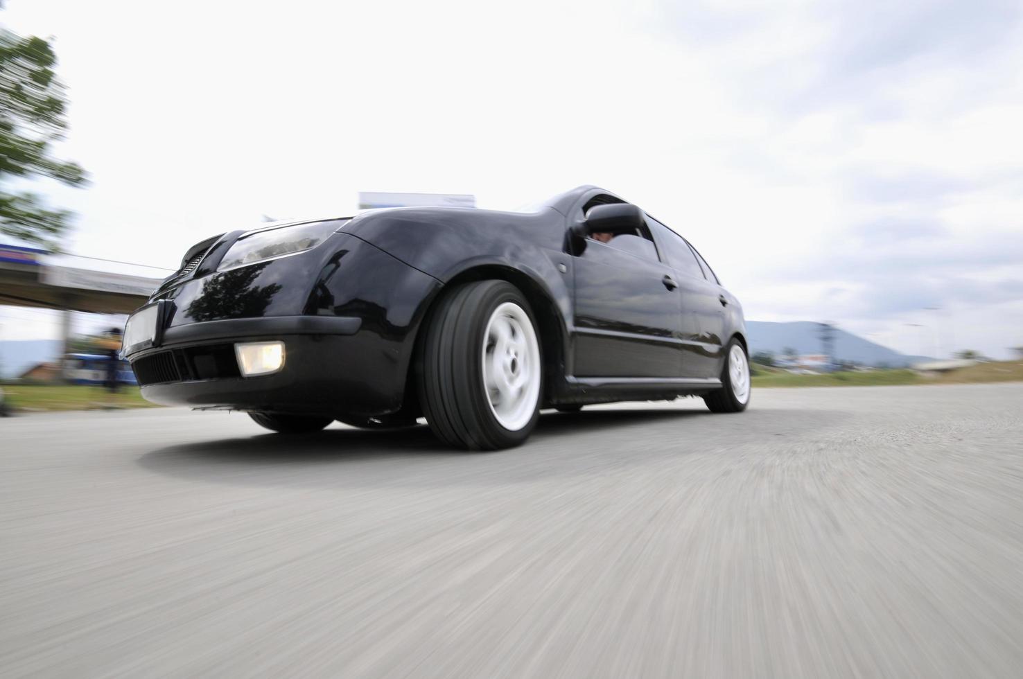 coche rápido moviéndose con desenfoque de movimiento foto