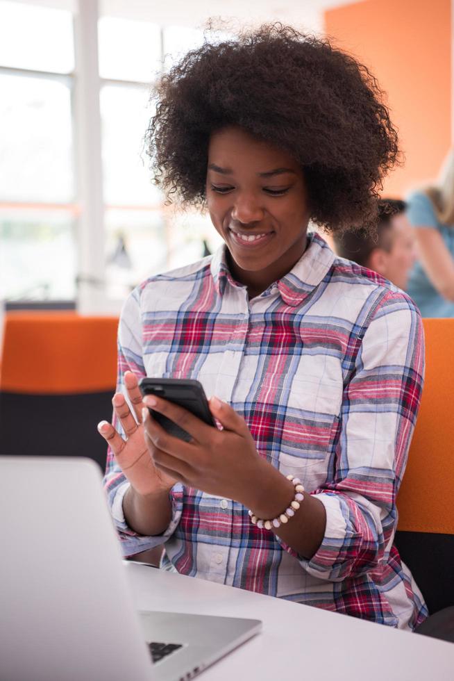 mujer de negocios informal afroamericana que trabaja en la oficina foto