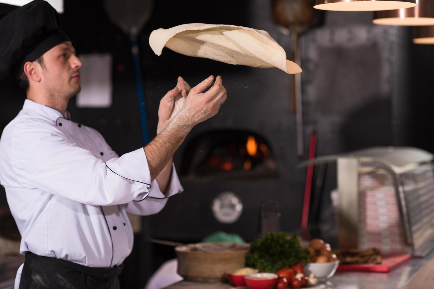 chef vomitando masa de pizza foto