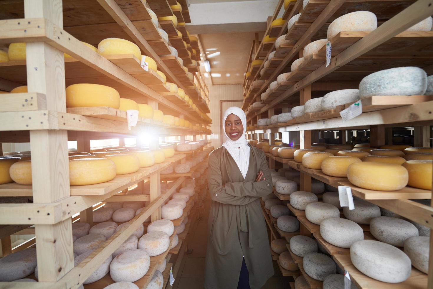 mujer de negocios musulmana negra africana en una empresa local de producción de queso foto